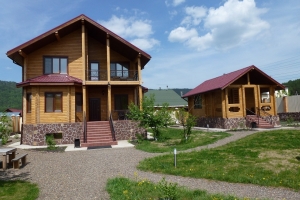 Жилой дом и баня. п. Манский, Высоцкого, 32.