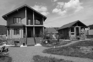 Жилой дом и баня. п. Манский, Высоцкого, 32.