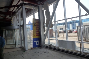 Отопительный прибор на входе в здание