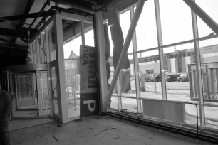 Отопительный прибор на входе в здание